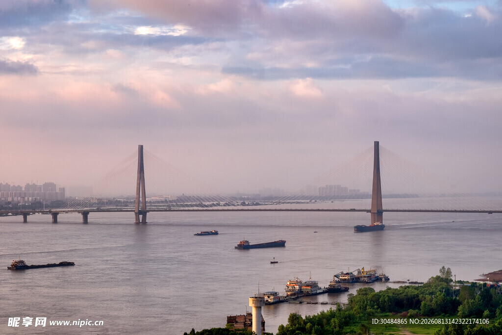 江边大桥与船只美丽景致