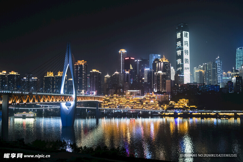城市夜景中的璀璨桥梁