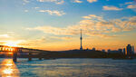 夕阳下的城市河畔美景
