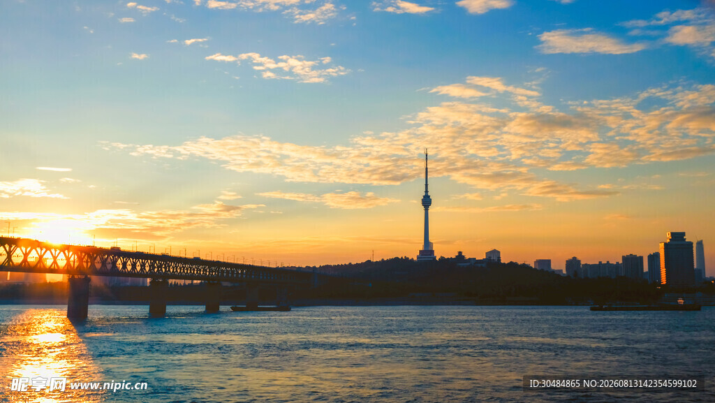 夕阳下的城市河畔美景