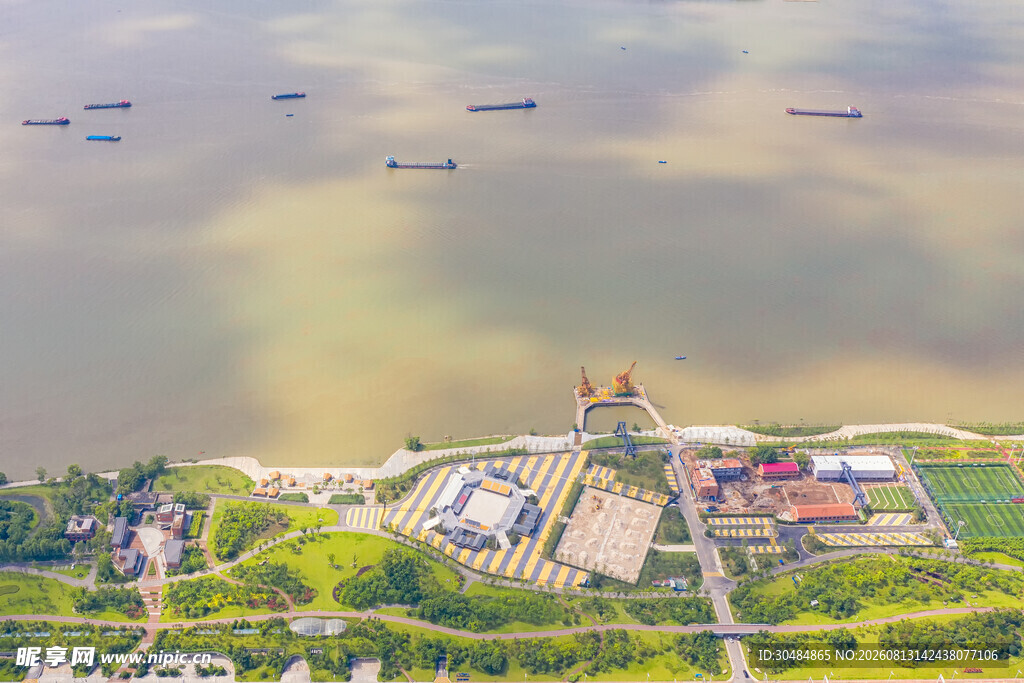 江边建筑景观俯瞰