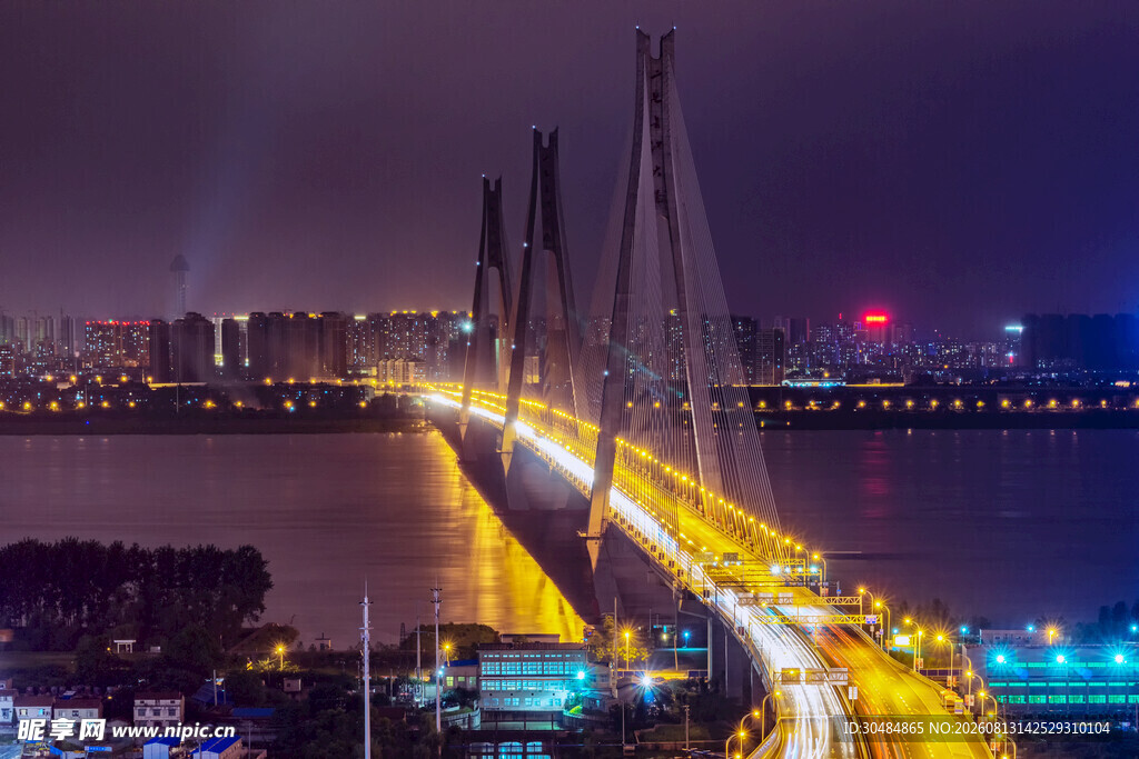 城市跨江大桥璀璨夜景