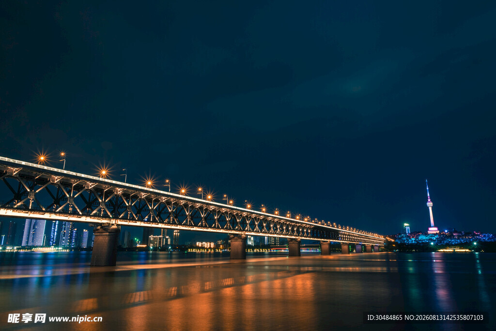 夜晚桥梁夜景映照水面