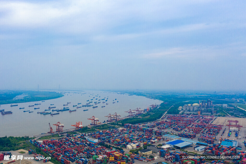 城市江畔全景俯瞰图