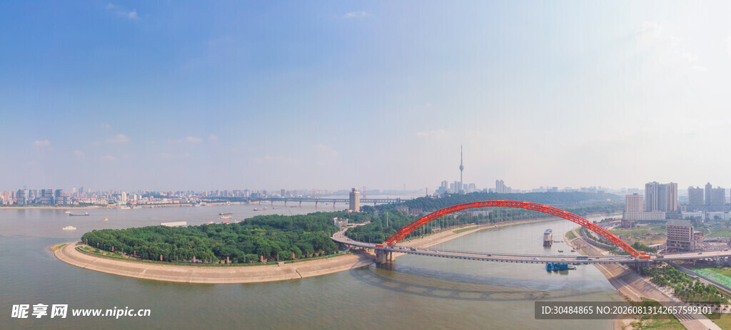 城市河畔桥梁美丽风光