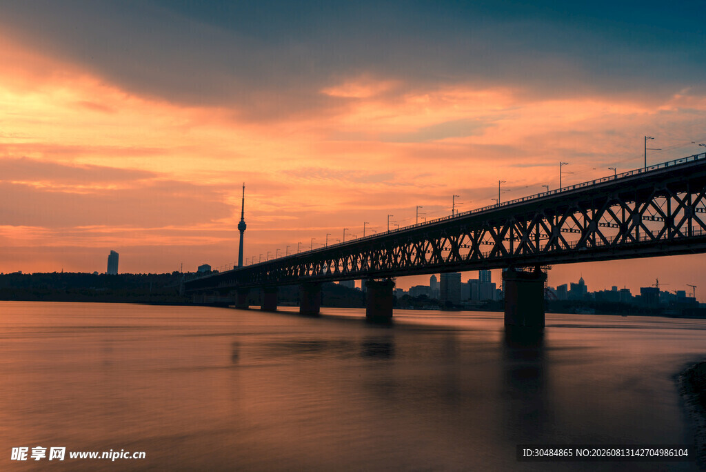 夕阳下的跨江大桥美景