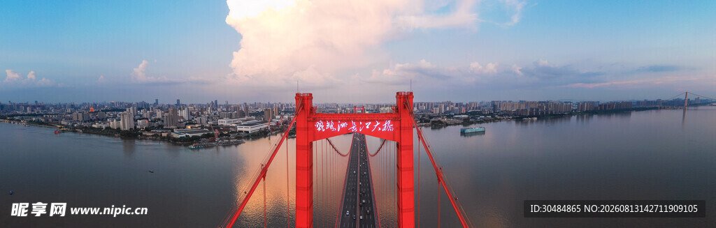 红色大桥横跨广阔水域