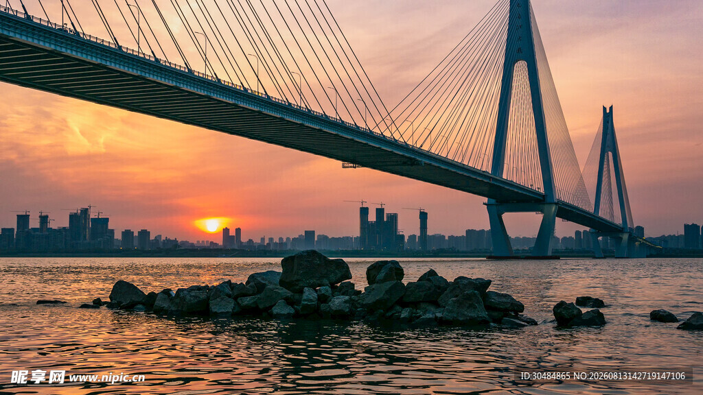 夕阳下的壮丽跨海大桥