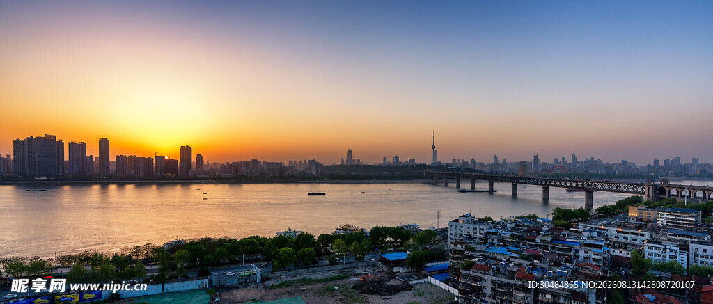 城市河畔日落美景