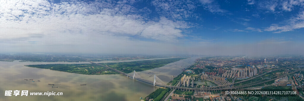 城市河畔全景风光