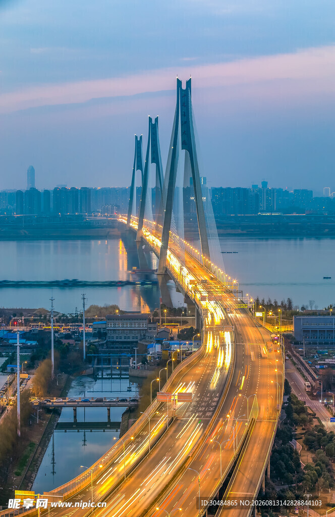 黄昏下的大桥车流美景