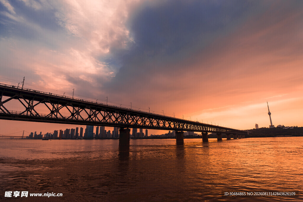 夕阳下的跨海大桥美景