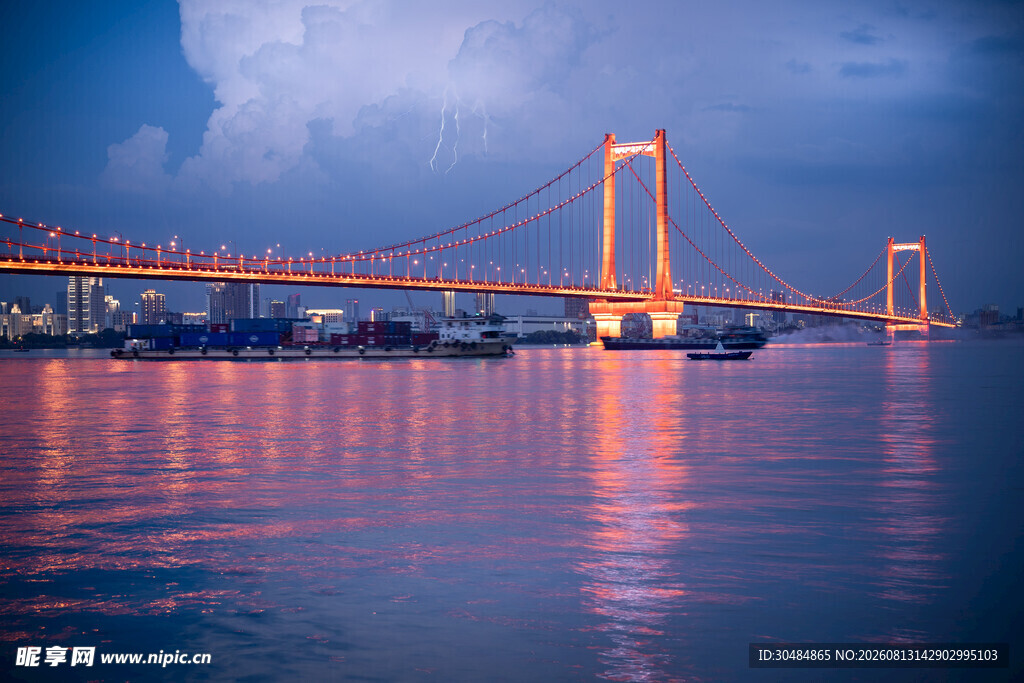 夜幕下的跨海大桥美景