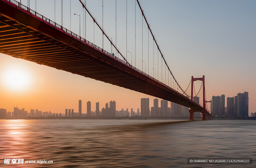 夕阳下的跨江大桥美景