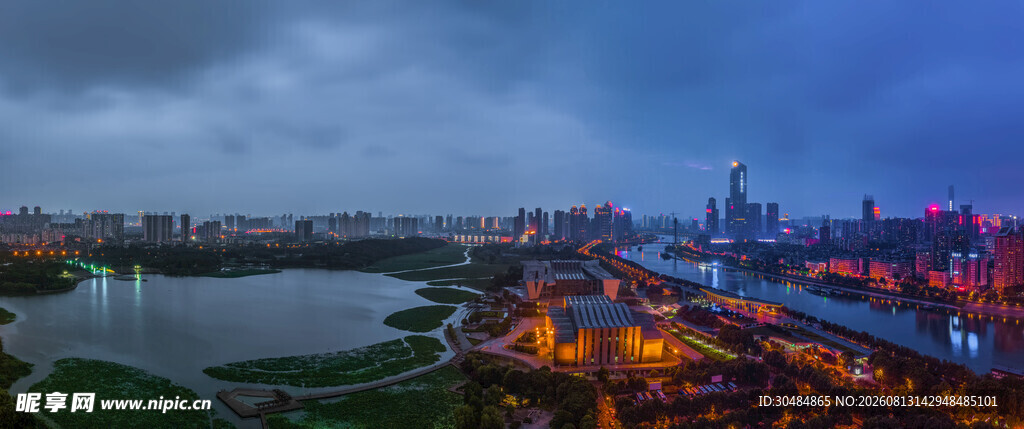 城市河畔夜景璀璨风光