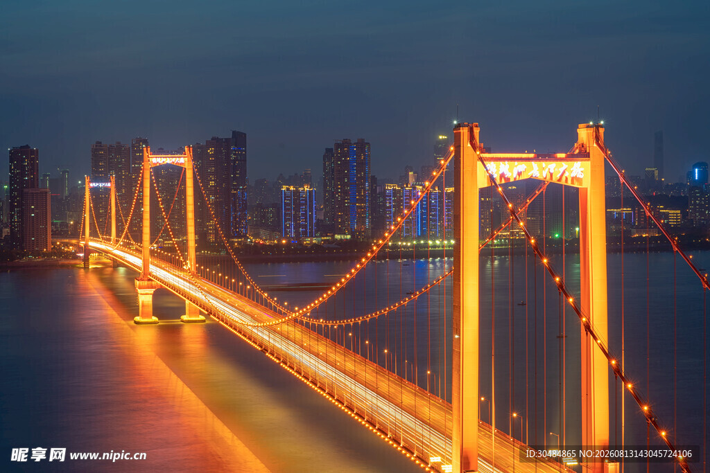 夜幕下的璀璨跨海大桥