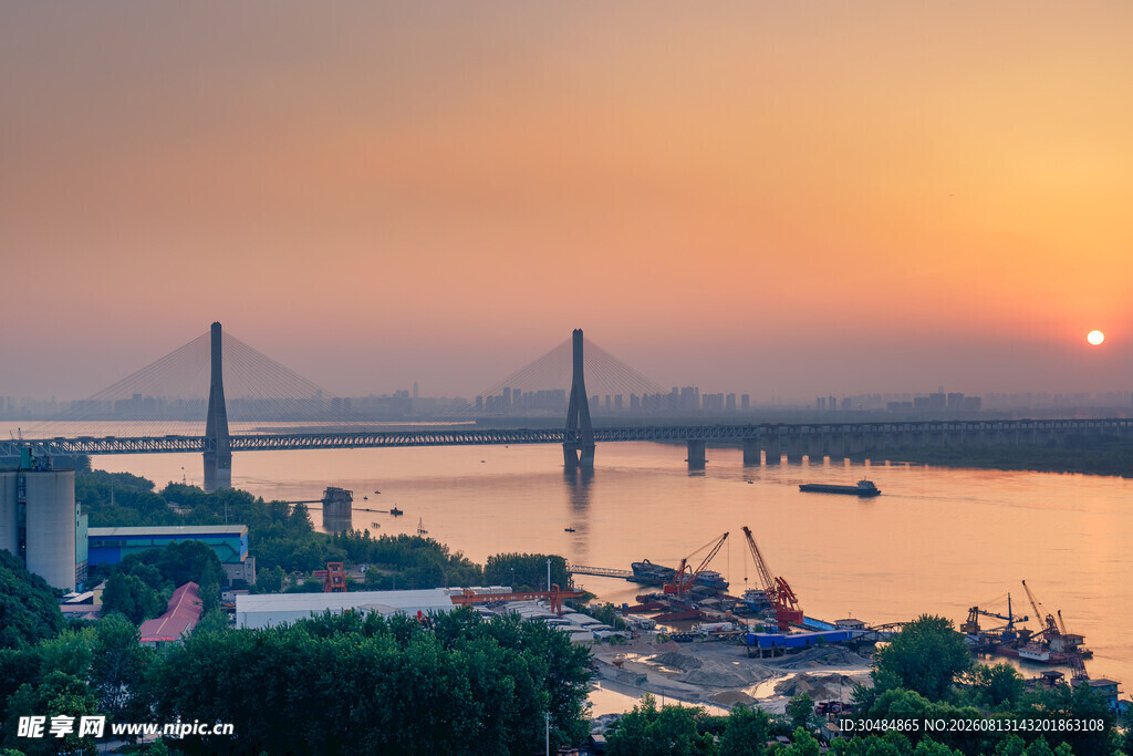 夕阳下的城市桥梁美景