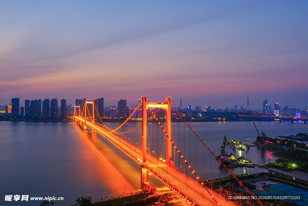 城市跨江大桥绚丽夜景