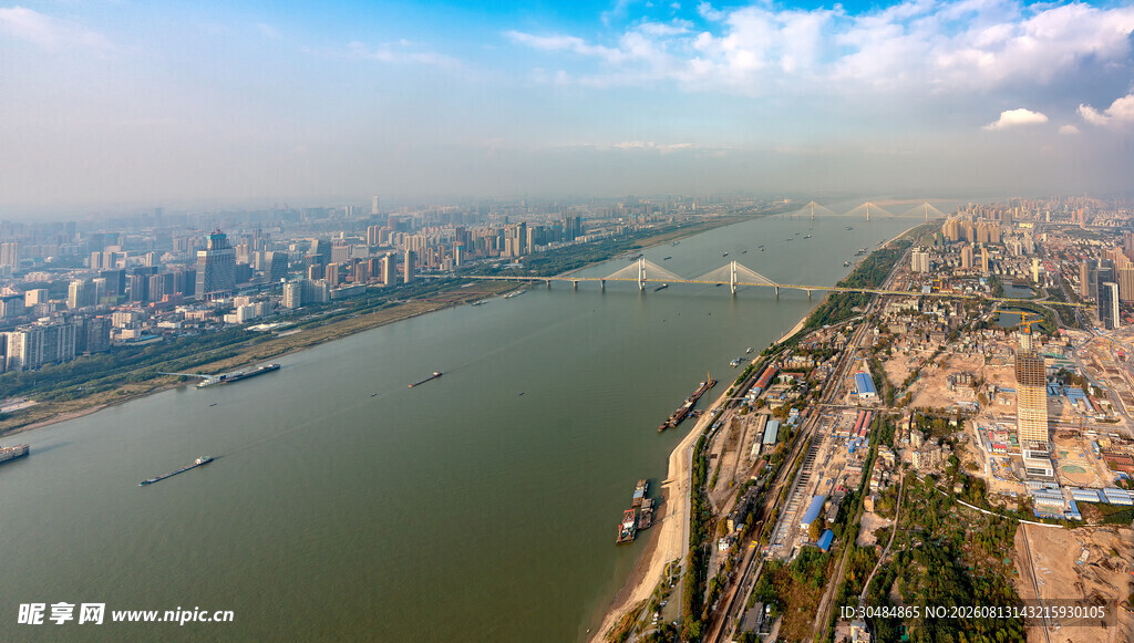 城市江畔壮丽风光俯瞰