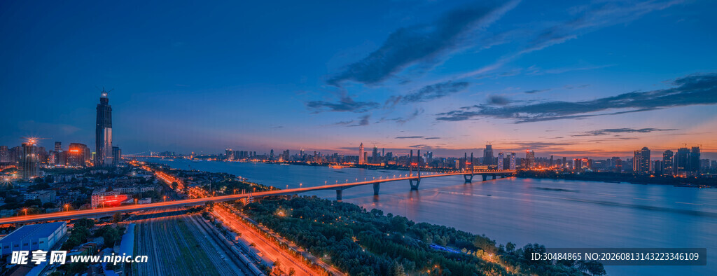 城市河畔夜景风光