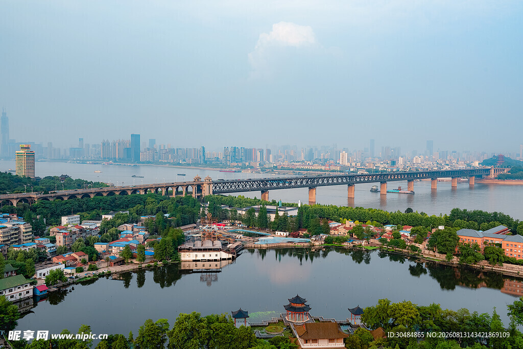 城市河畔风光美景