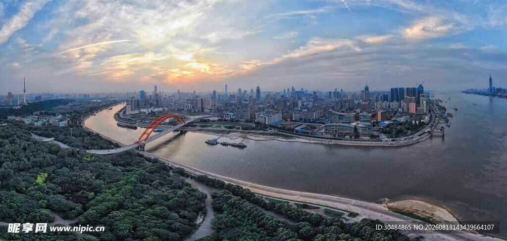 城市江畔壮丽日落景观