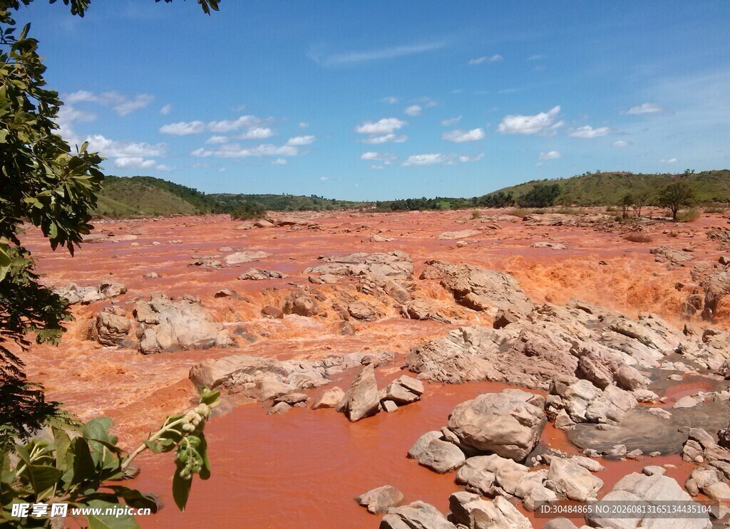 红色水域旁的嶙峋怪石