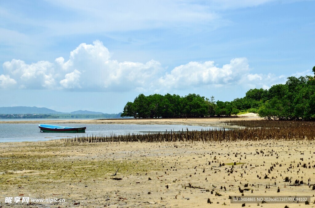 宁静海滩与岸边停泊小船