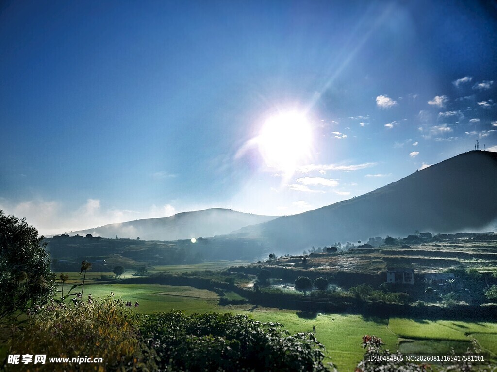 山间晨光下的绿野美景