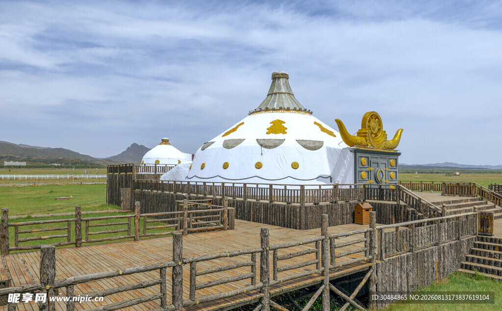 草原上的特色蒙古包建筑