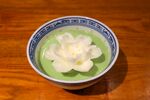 抹茶碗中绽放白玉花朵