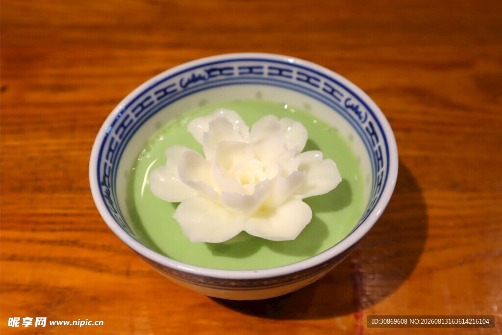 抹茶碗中绽放白玉花朵