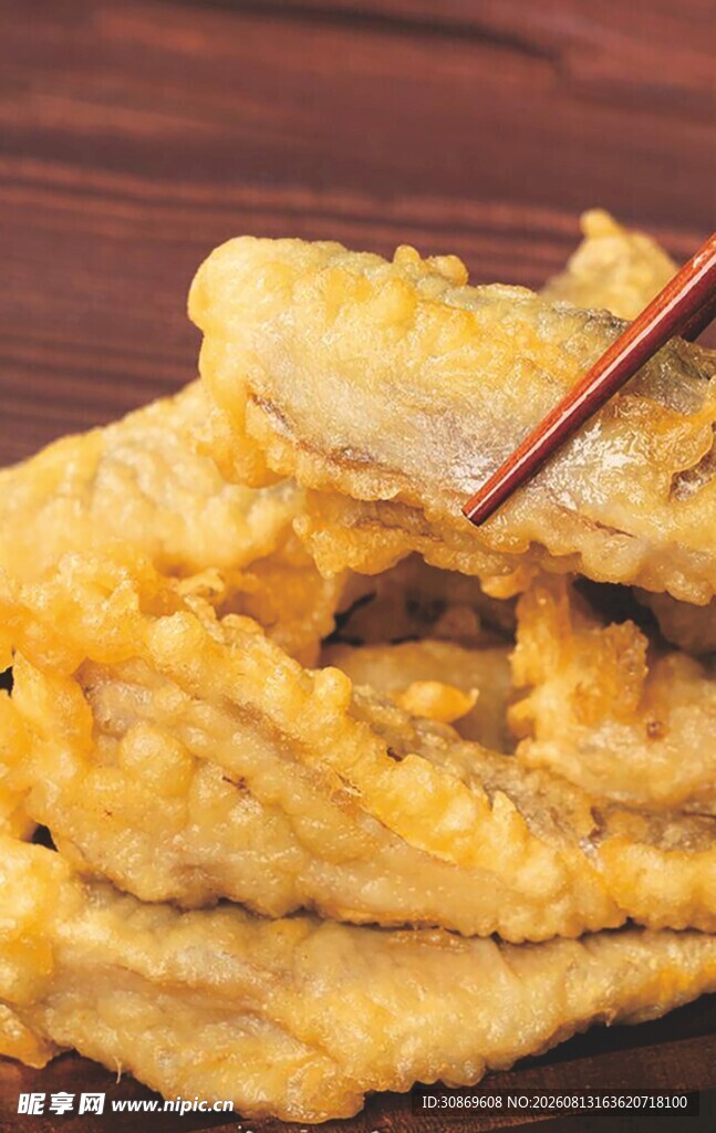 金黄酥脆炸物配筷子