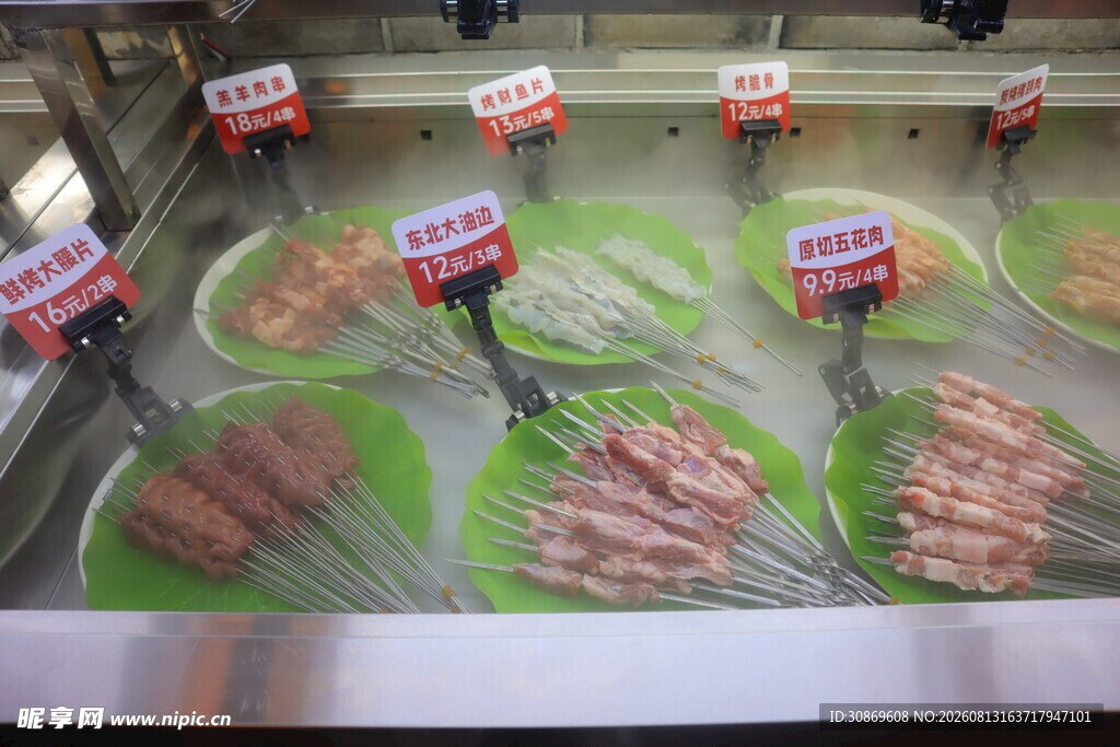 超市冷藏柜中的新鲜肉片