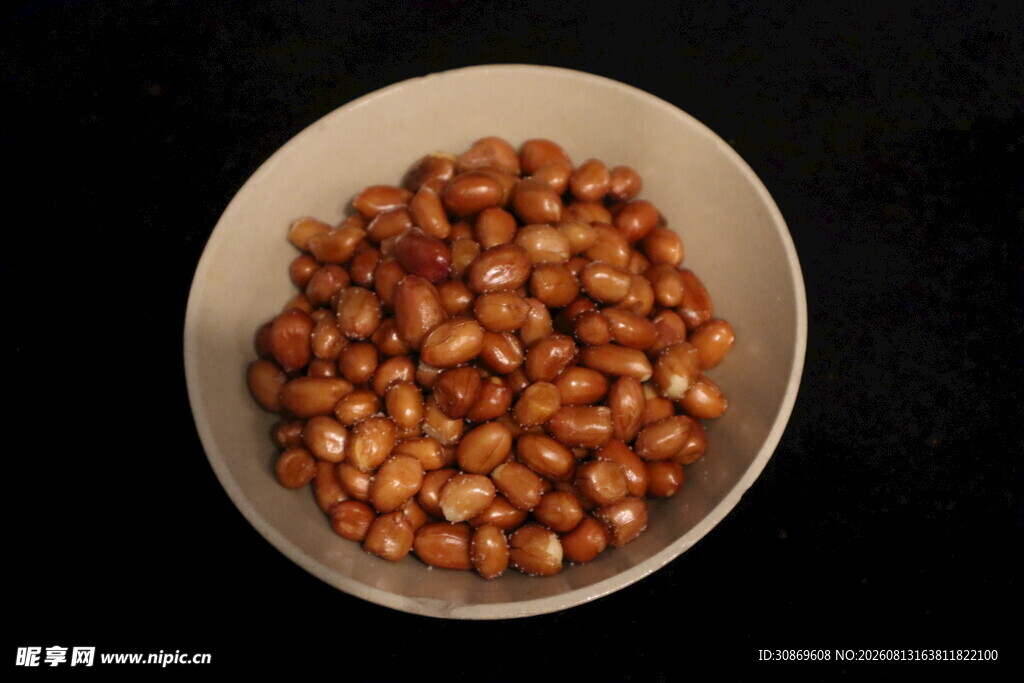 碗中饱满的棕色榛子