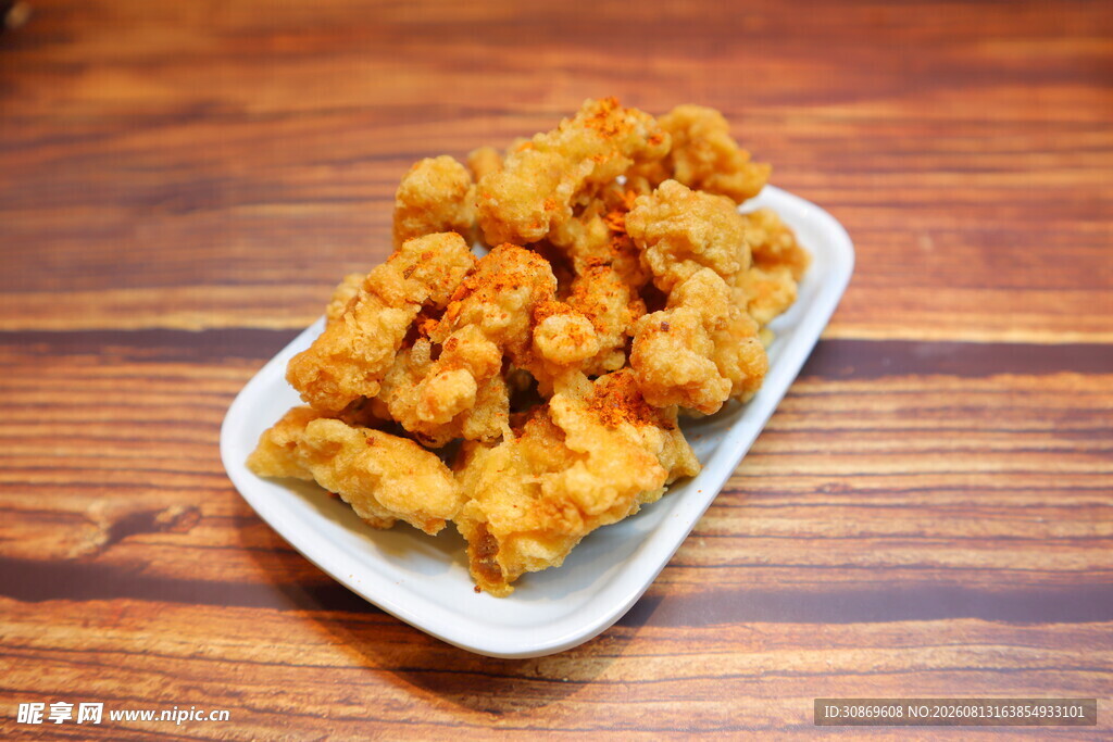 美味炸鸡块摆于白色盘上