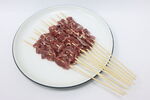 牛肉串摆放在白色盘子上