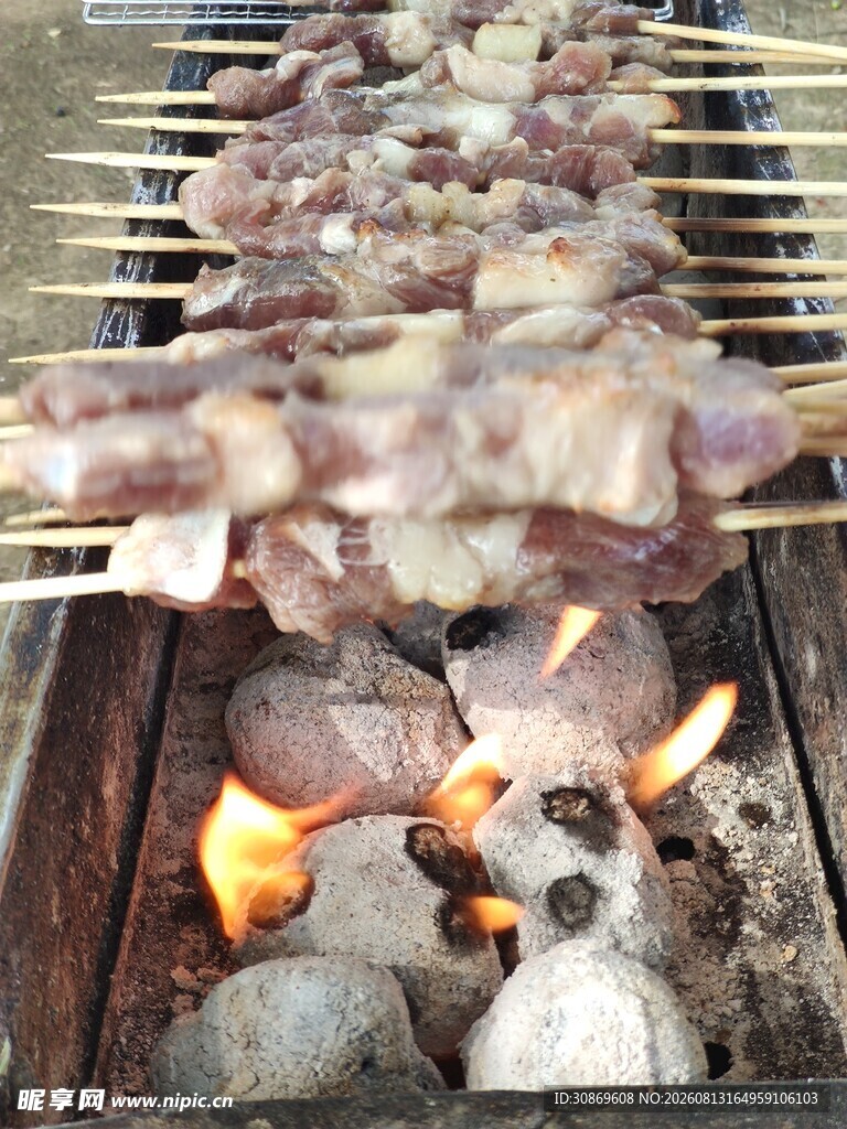炭火上的美味烤肉串