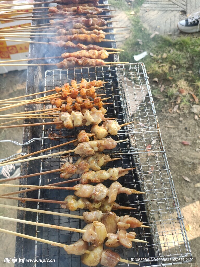 户外烧烤架上的美味串串