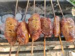烤架上的美味烤肉串