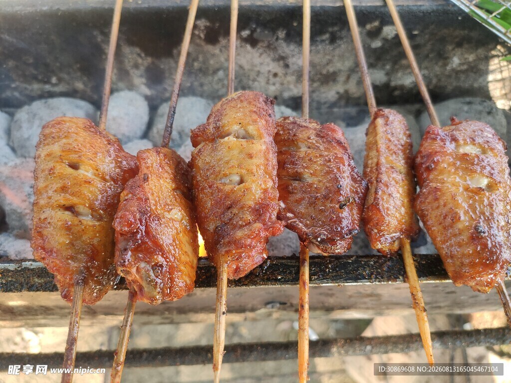 烤架上的美味烤肉串