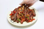 香辣羊排摆于盘中