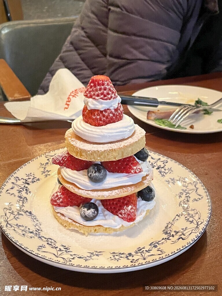 草莓奶油多层蛋糕