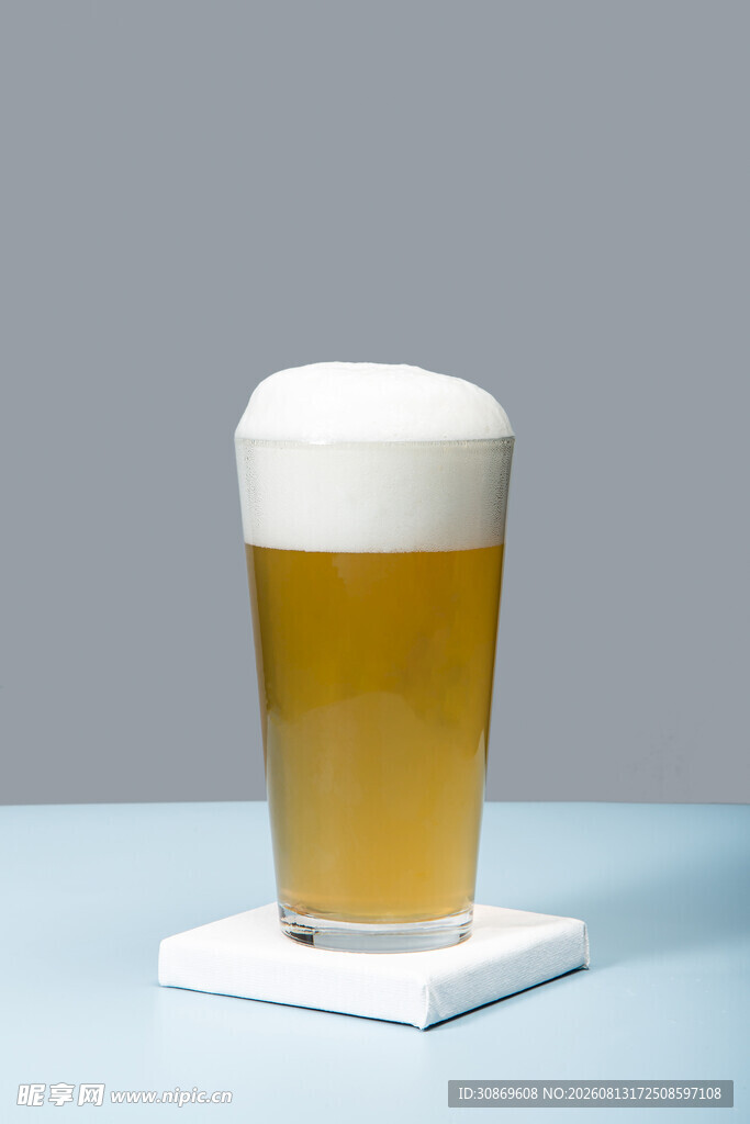 满溢泡沫的金黄啤酒杯