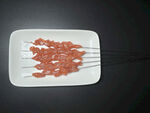 白色盘上的美味羊肉串
