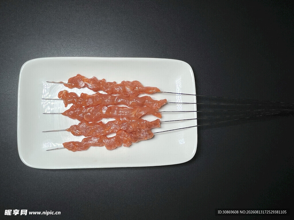 白色盘上的美味羊肉串