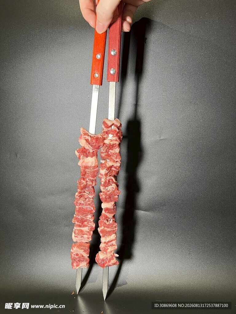 手持美味羊肉串