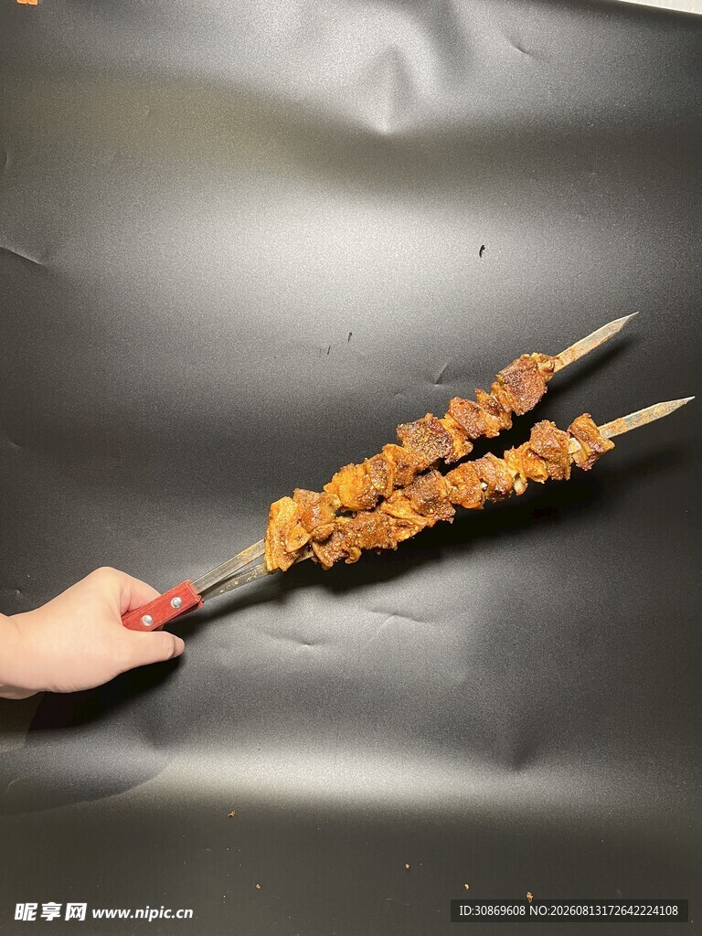 手持美味烤肉串