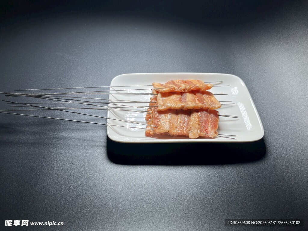 白色盘上的美味培根