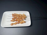 白色盘中的美味鸡肉串